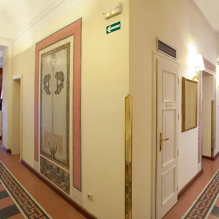Отель Tivoli